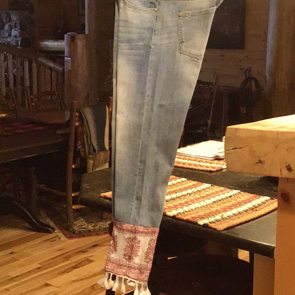 Sheek Bohemian styled light washed cropped Jean